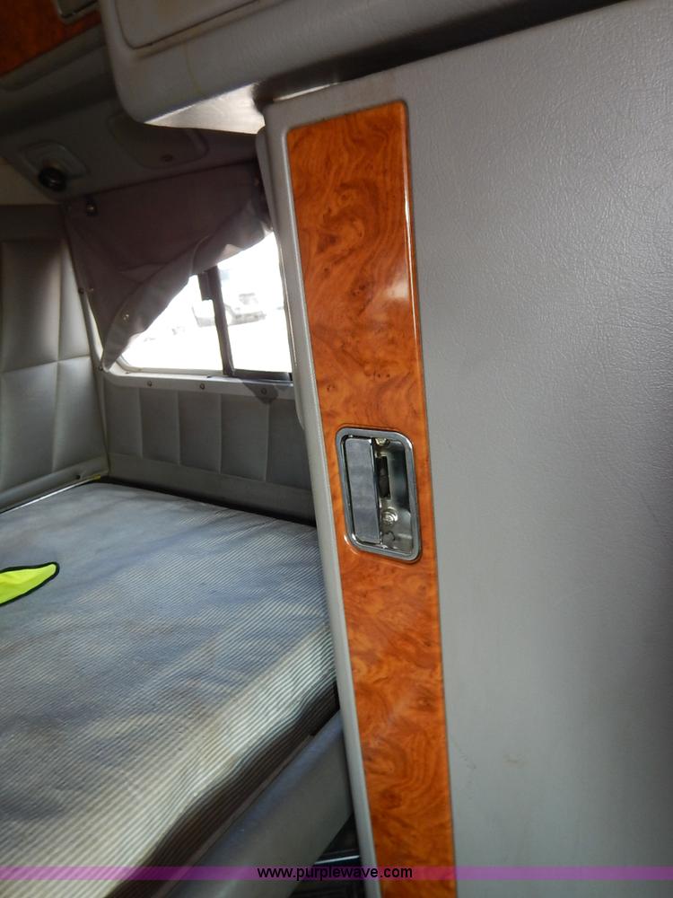 image for item J6445 2006 Peterbilt 379 semi truck