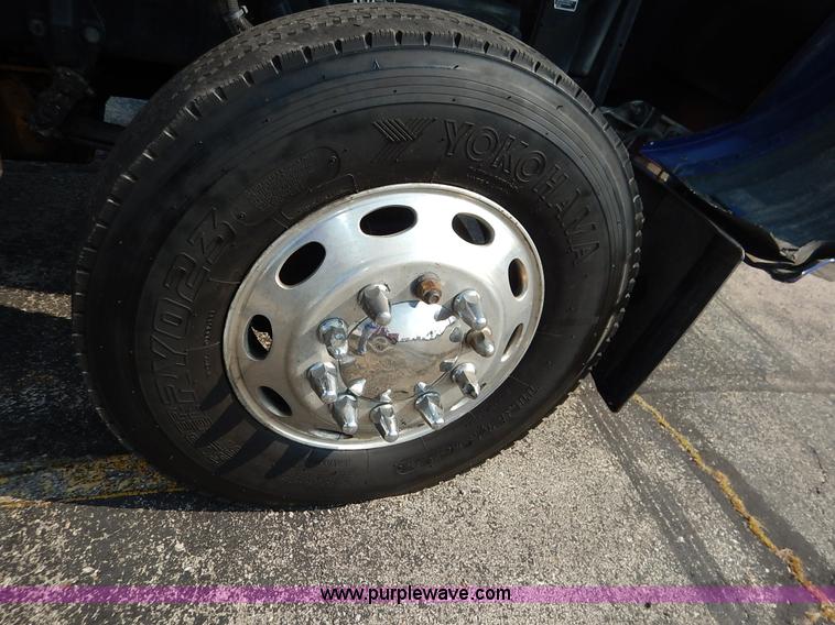 image for item J6445 2006 Peterbilt 379 semi truck