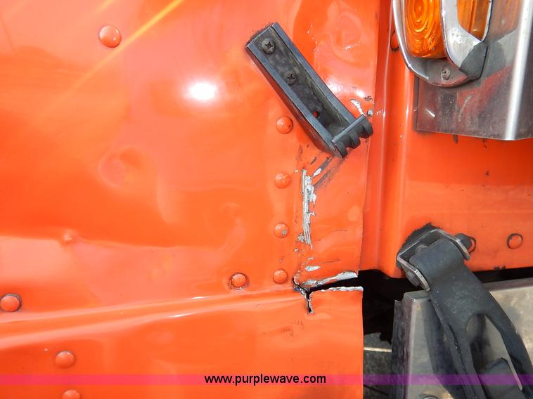 image for item J6445 2006 Peterbilt 379 semi truck