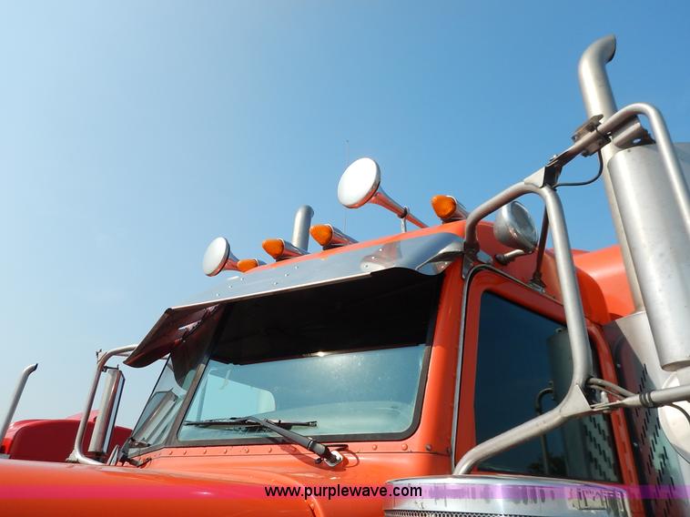 image for item J6445 2006 Peterbilt 379 semi truck