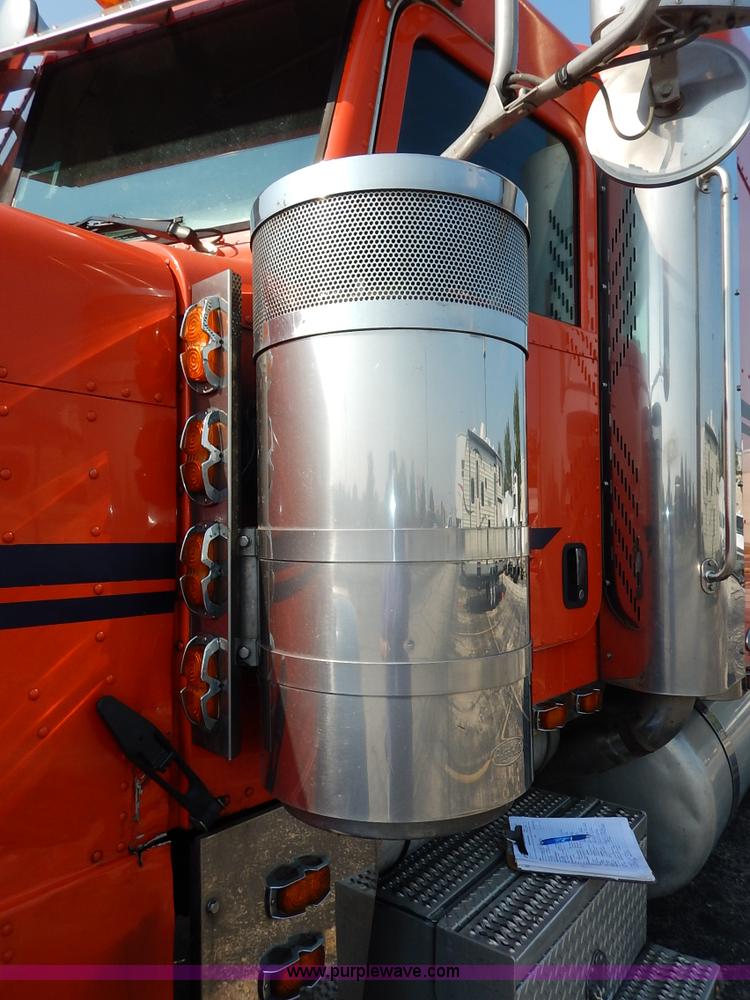 image for item J6445 2006 Peterbilt 379 semi truck