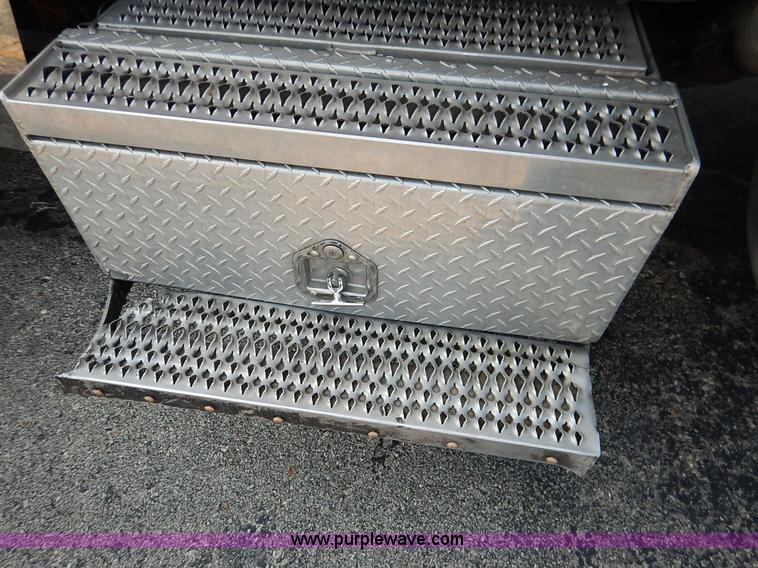 image for item J6445 2006 Peterbilt 379 semi truck