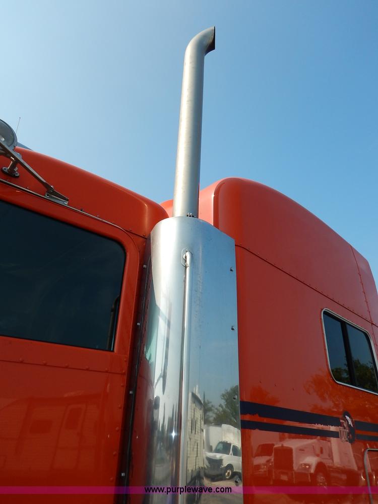 image for item J6445 2006 Peterbilt 379 semi truck