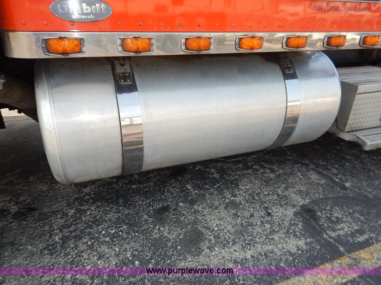 image for item J6445 2006 Peterbilt 379 semi truck