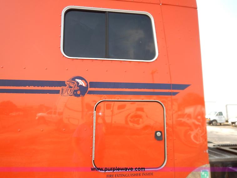 image for item J6445 2006 Peterbilt 379 semi truck