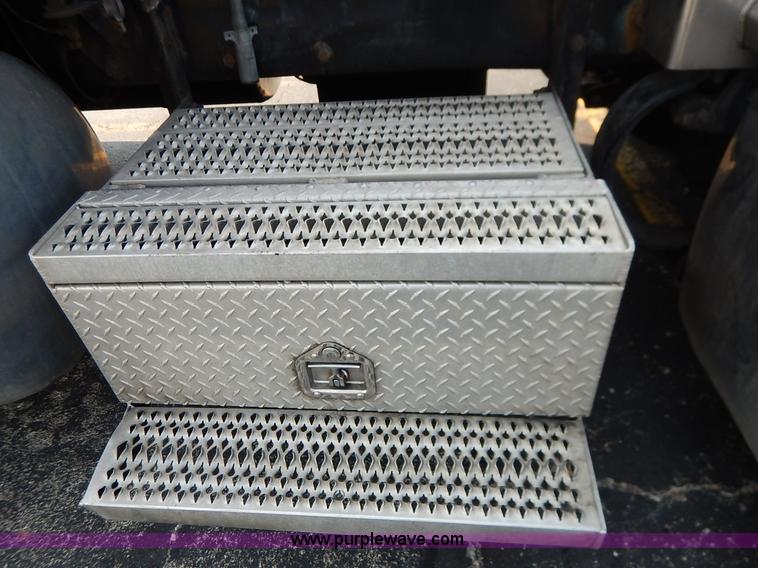 image for item J6445 2006 Peterbilt 379 semi truck