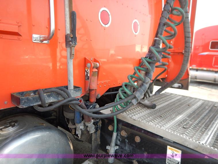 image for item J6445 2006 Peterbilt 379 semi truck