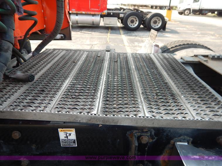 image for item J6445 2006 Peterbilt 379 semi truck