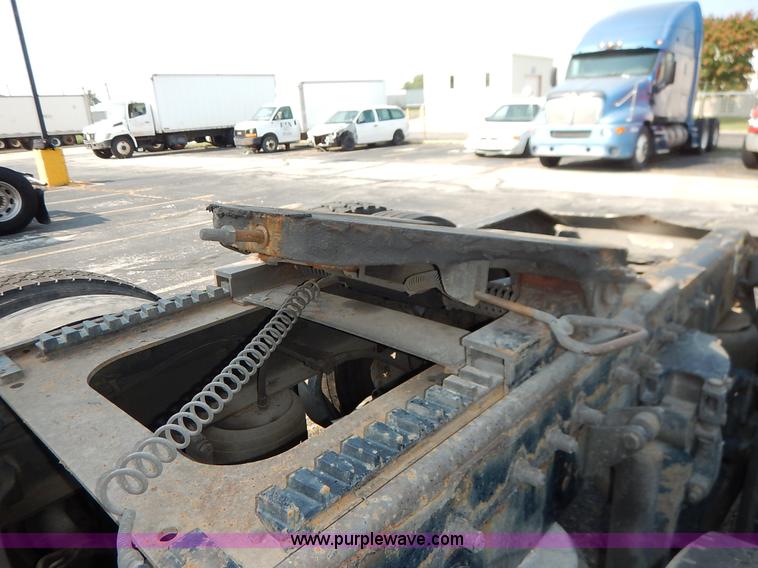 image for item J6445 2006 Peterbilt 379 semi truck