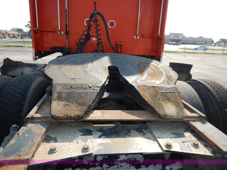 image for item J6445 2006 Peterbilt 379 semi truck