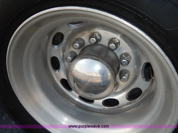 image for item J6445 2006 Peterbilt 379 semi truck