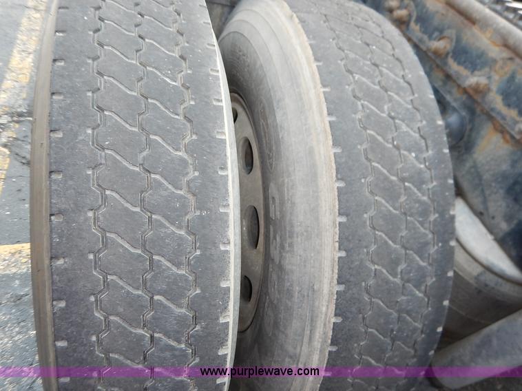 image for item J6445 2006 Peterbilt 379 semi truck