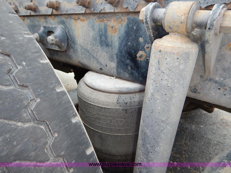 image for item J6445 2006 Peterbilt 379 semi truck