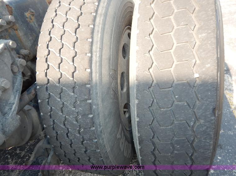 image for item J6445 2006 Peterbilt 379 semi truck