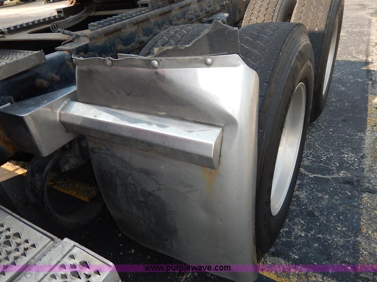 image for item J6445 2006 Peterbilt 379 semi truck