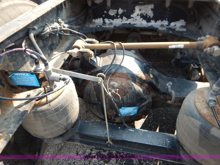 image for item J6445 2006 Peterbilt 379 semi truck