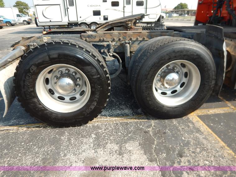 image for item J6445 2006 Peterbilt 379 semi truck