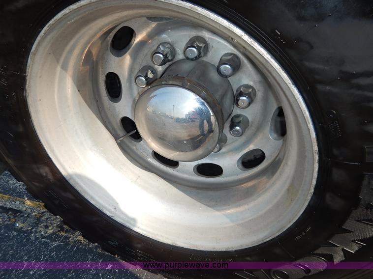 image for item J6445 2006 Peterbilt 379 semi truck