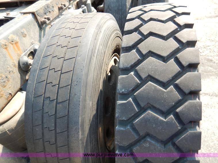 image for item J6445 2006 Peterbilt 379 semi truck