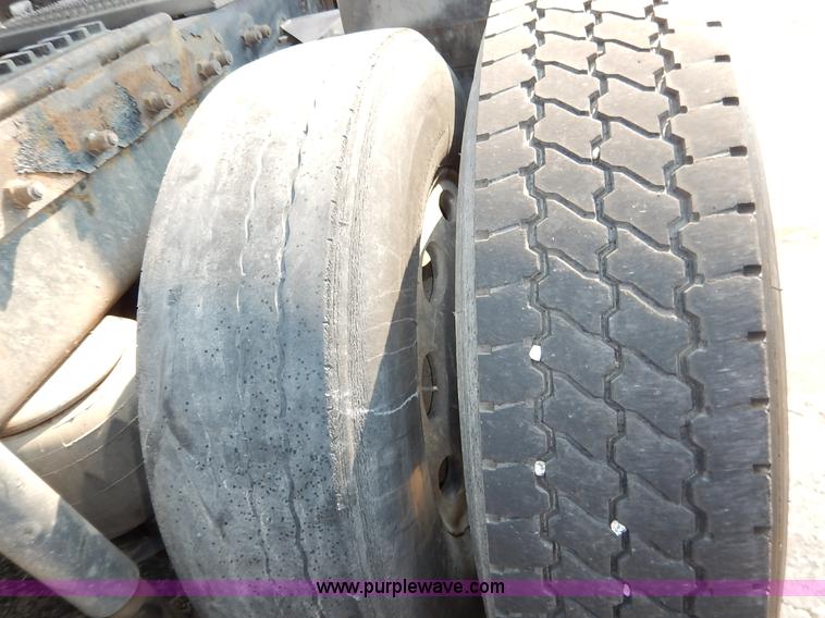 image for item J6445 2006 Peterbilt 379 semi truck