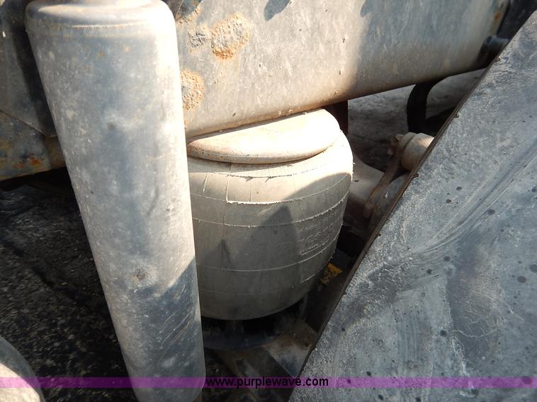 image for item J6445 2006 Peterbilt 379 semi truck