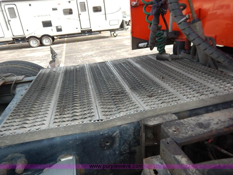 image for item J6445 2006 Peterbilt 379 semi truck