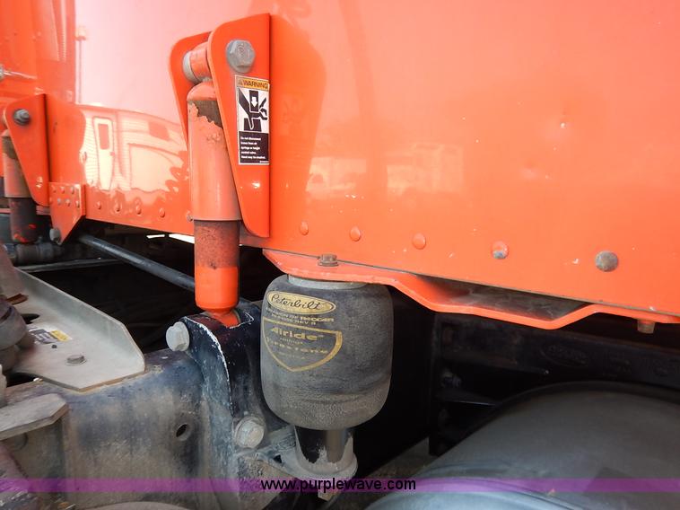 image for item J6445 2006 Peterbilt 379 semi truck