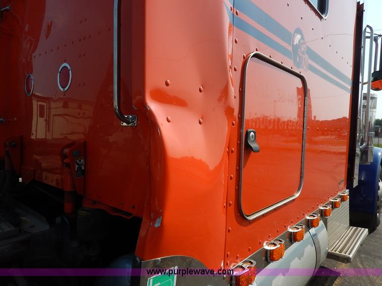 image for item J6445 2006 Peterbilt 379 semi truck