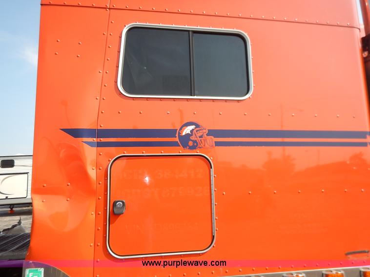 image for item J6445 2006 Peterbilt 379 semi truck