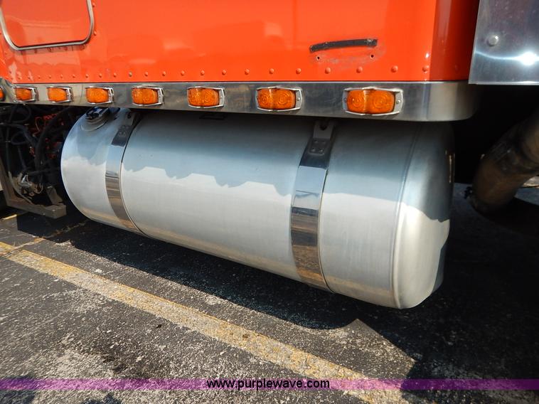 image for item J6445 2006 Peterbilt 379 semi truck