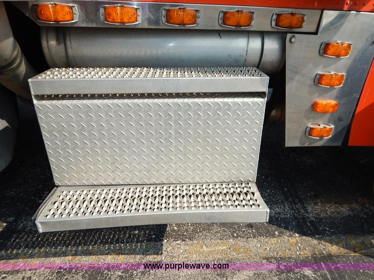 image for item J6445 2006 Peterbilt 379 semi truck