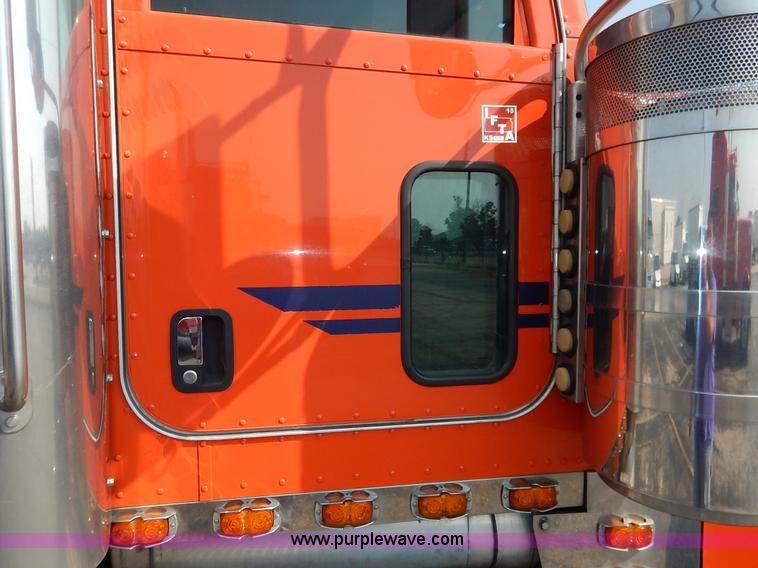 image for item J6445 2006 Peterbilt 379 semi truck