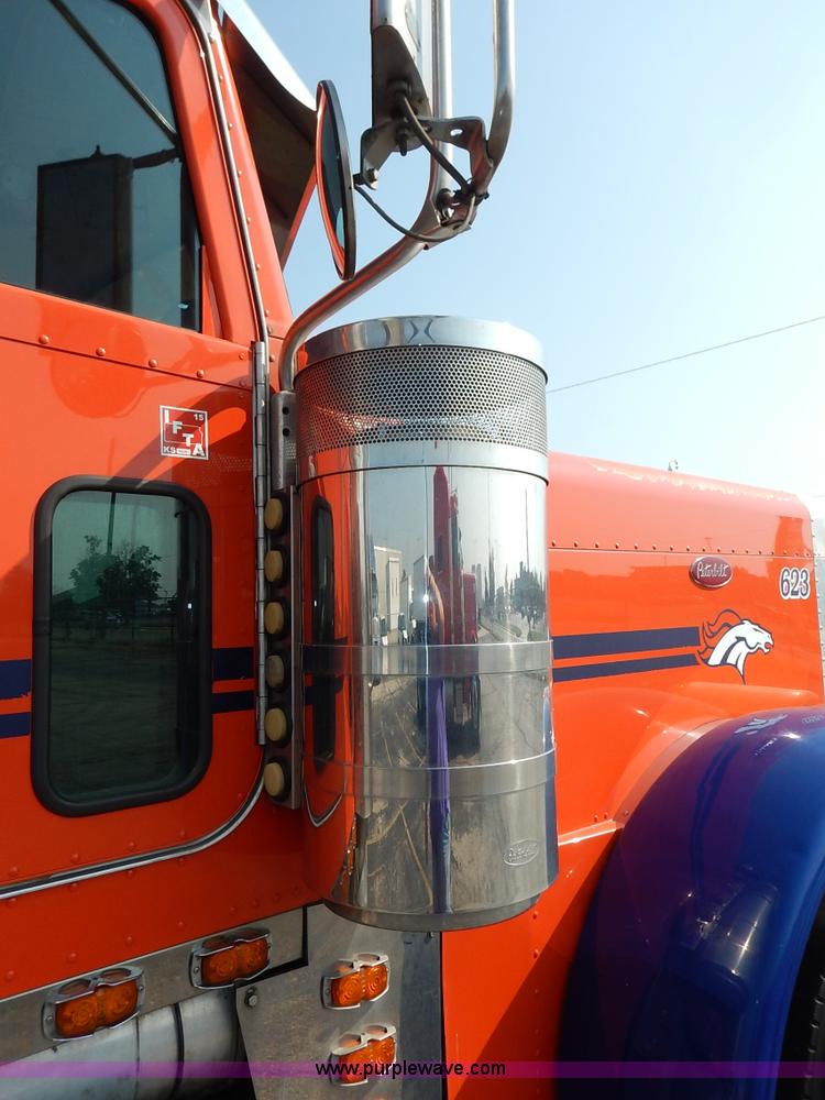 image for item J6445 2006 Peterbilt 379 semi truck