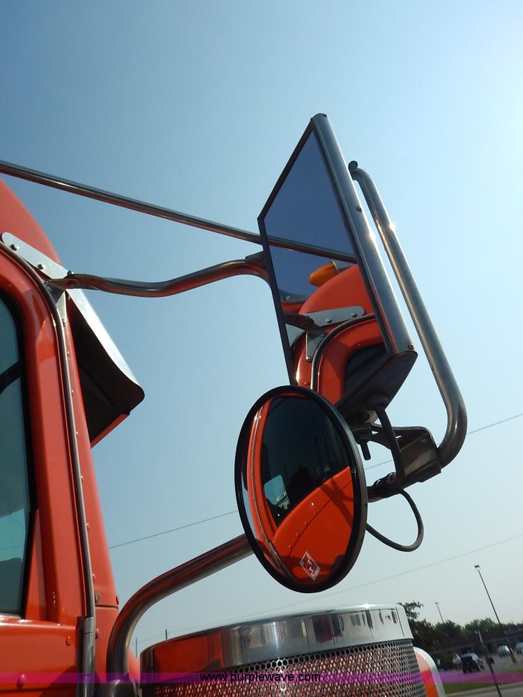 image for item J6445 2006 Peterbilt 379 semi truck