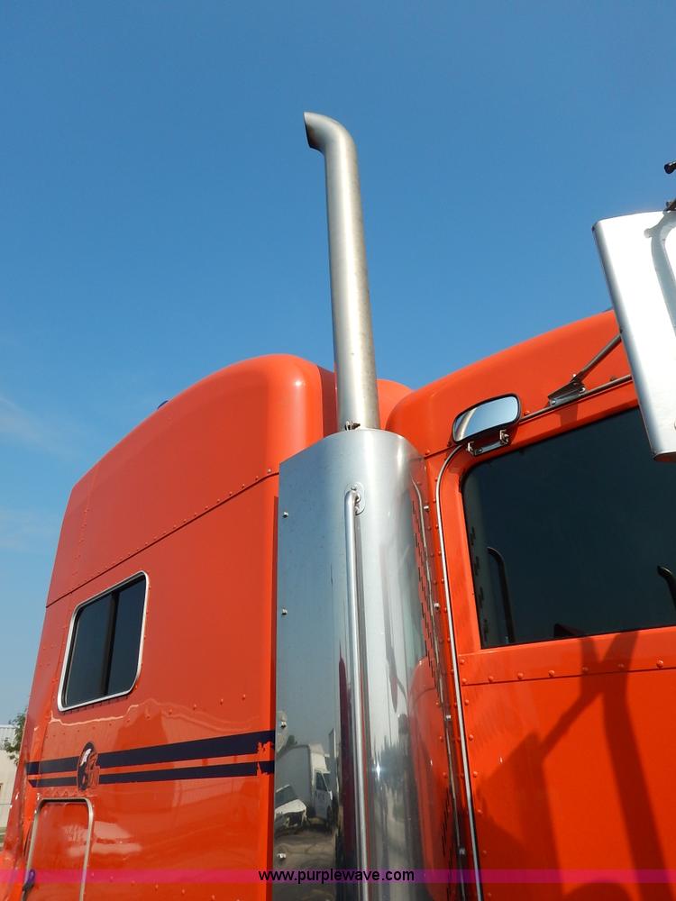image for item J6445 2006 Peterbilt 379 semi truck