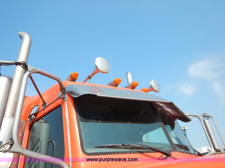 image for item J6445 2006 Peterbilt 379 semi truck