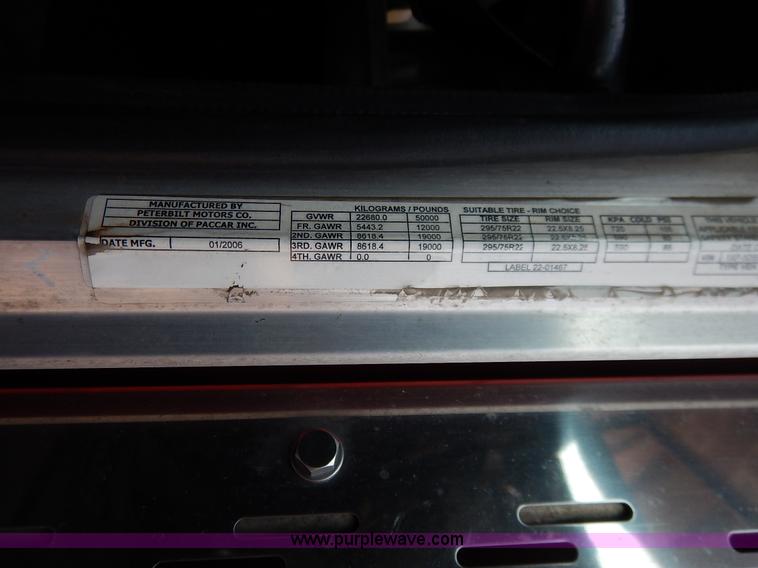 image for item J6445 2006 Peterbilt 379 semi truck