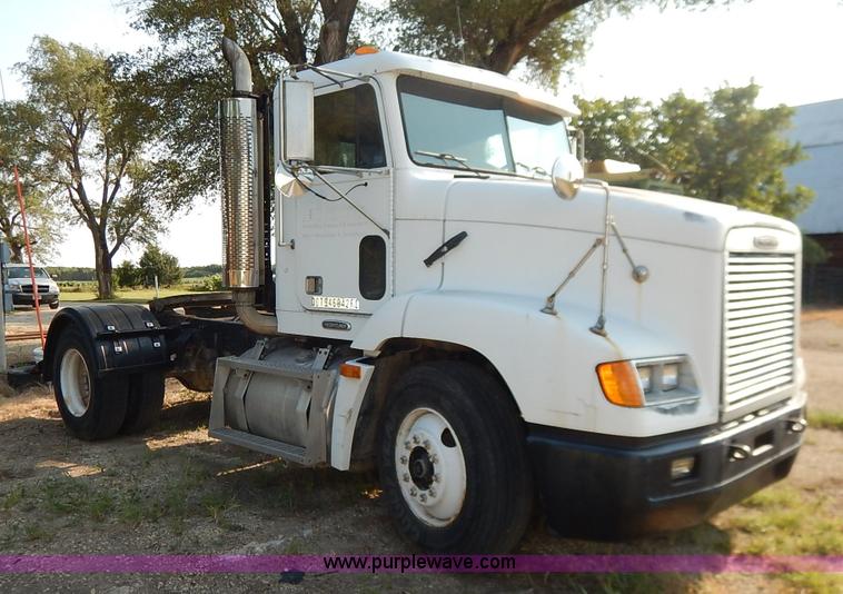 image for item J6462 1998 Freightliner FLD112 semi truck