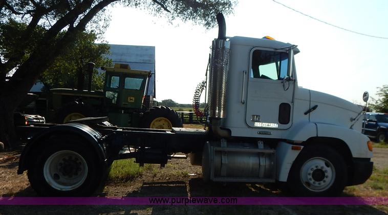 image for item J6462 1998 Freightliner FLD112 semi truck