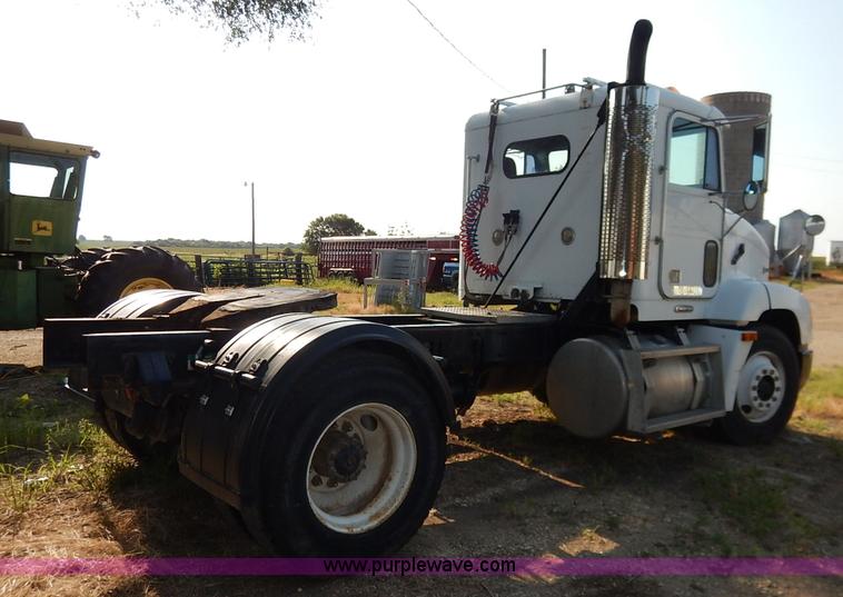 image for item J6462 1998 Freightliner FLD112 semi truck