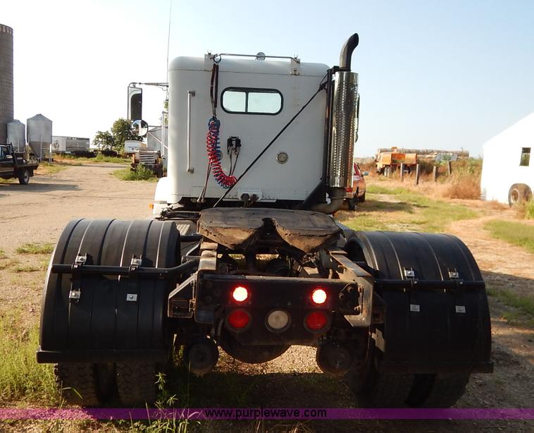 image for item J6462 1998 Freightliner FLD112 semi truck