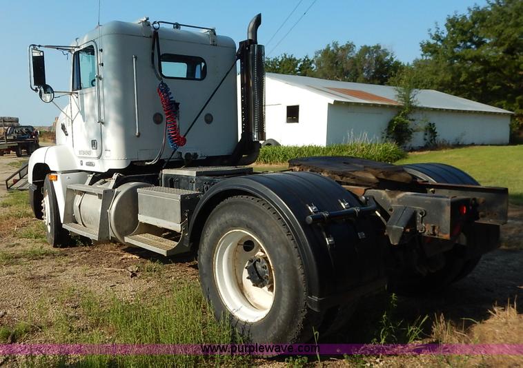 image for item J6462 1998 Freightliner FLD112 semi truck