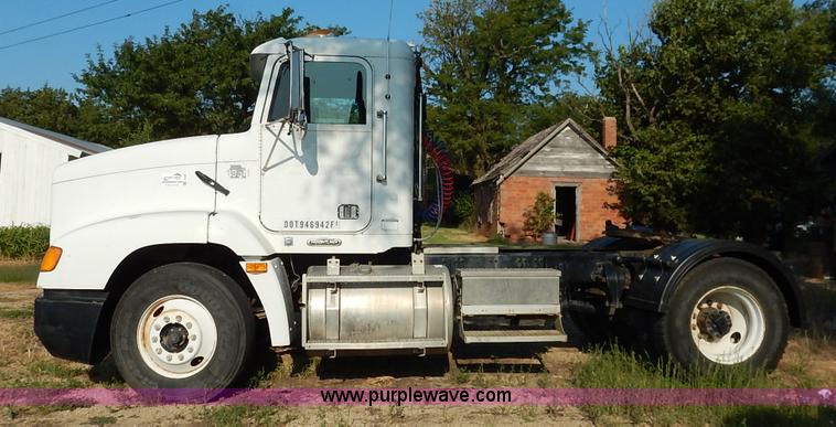 image for item J6462 1998 Freightliner FLD112 semi truck
