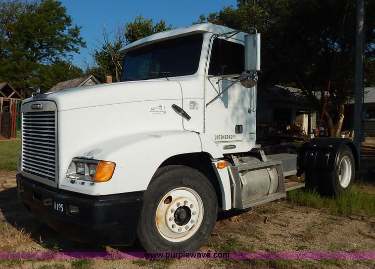 image for item J6462 1998 Freightliner FLD112 semi truck