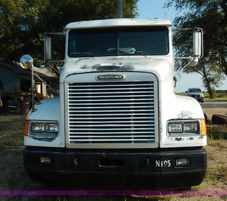 image for item J6462 1998 Freightliner FLD112 semi truck