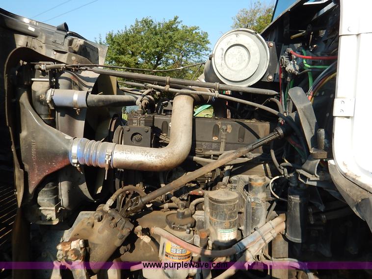 image for item J6462 1998 Freightliner FLD112 semi truck