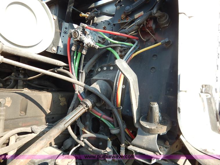 image for item J6462 1998 Freightliner FLD112 semi truck