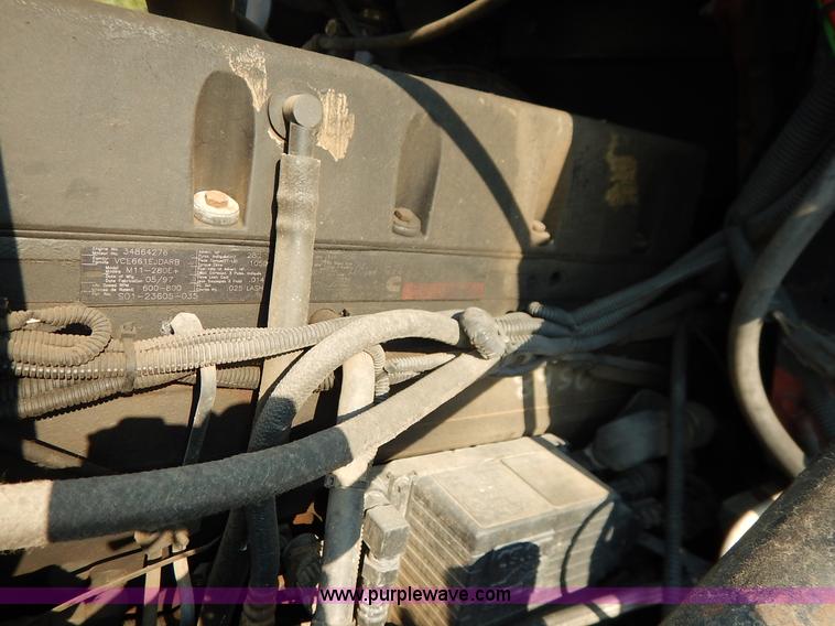 image for item J6462 1998 Freightliner FLD112 semi truck