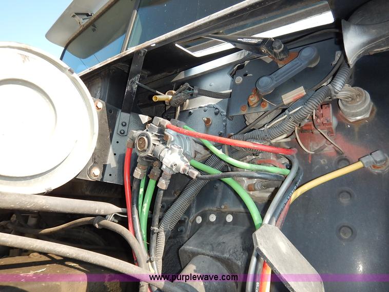 image for item J6462 1998 Freightliner FLD112 semi truck