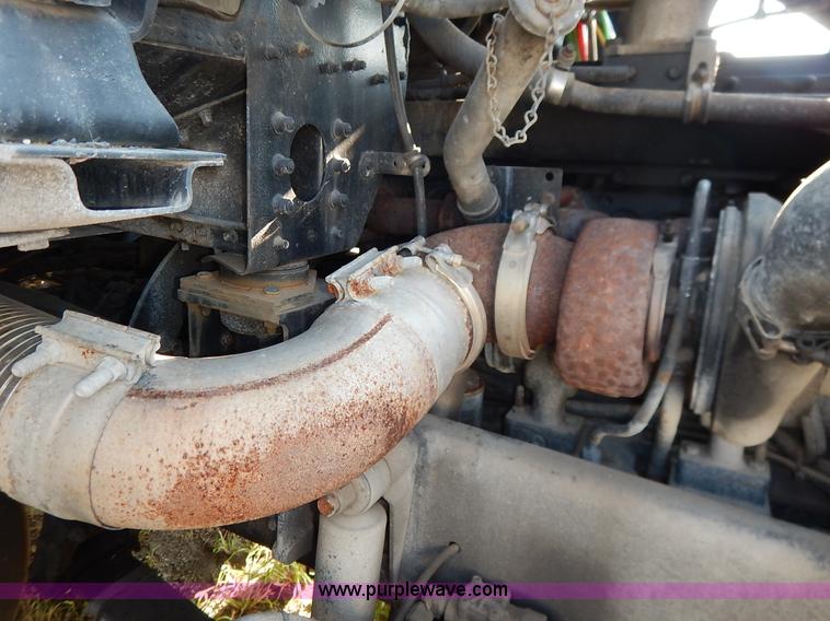 image for item J6462 1998 Freightliner FLD112 semi truck